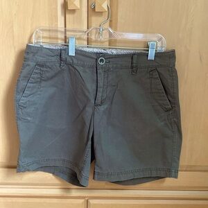 Eddie Bauer olive green shorts with 2 front and 2 back pockets. Size 4
